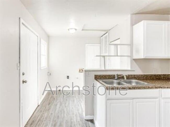 Building Photo - 1004 Sandra Dr