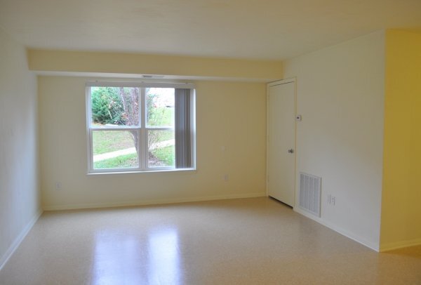 Foto del edificio - 213 Laurel Wood Dr