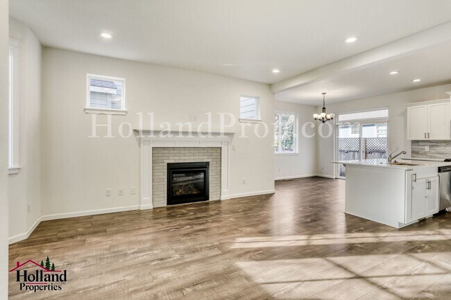 Foto del edificio - Stunning 3-Bedroom Forest Grove Home with Fireplace, Fenced Yard & Garage
