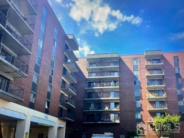 Primary Photo - 10 N Wood Ave