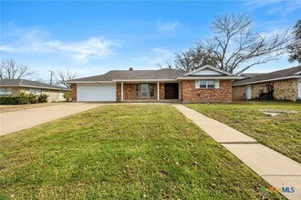 Building Photo - 3017 Oaklawn Dr