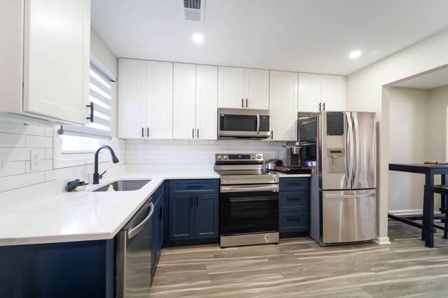 Building Photo - Two Bed One and a Half Bath Town Home in G...