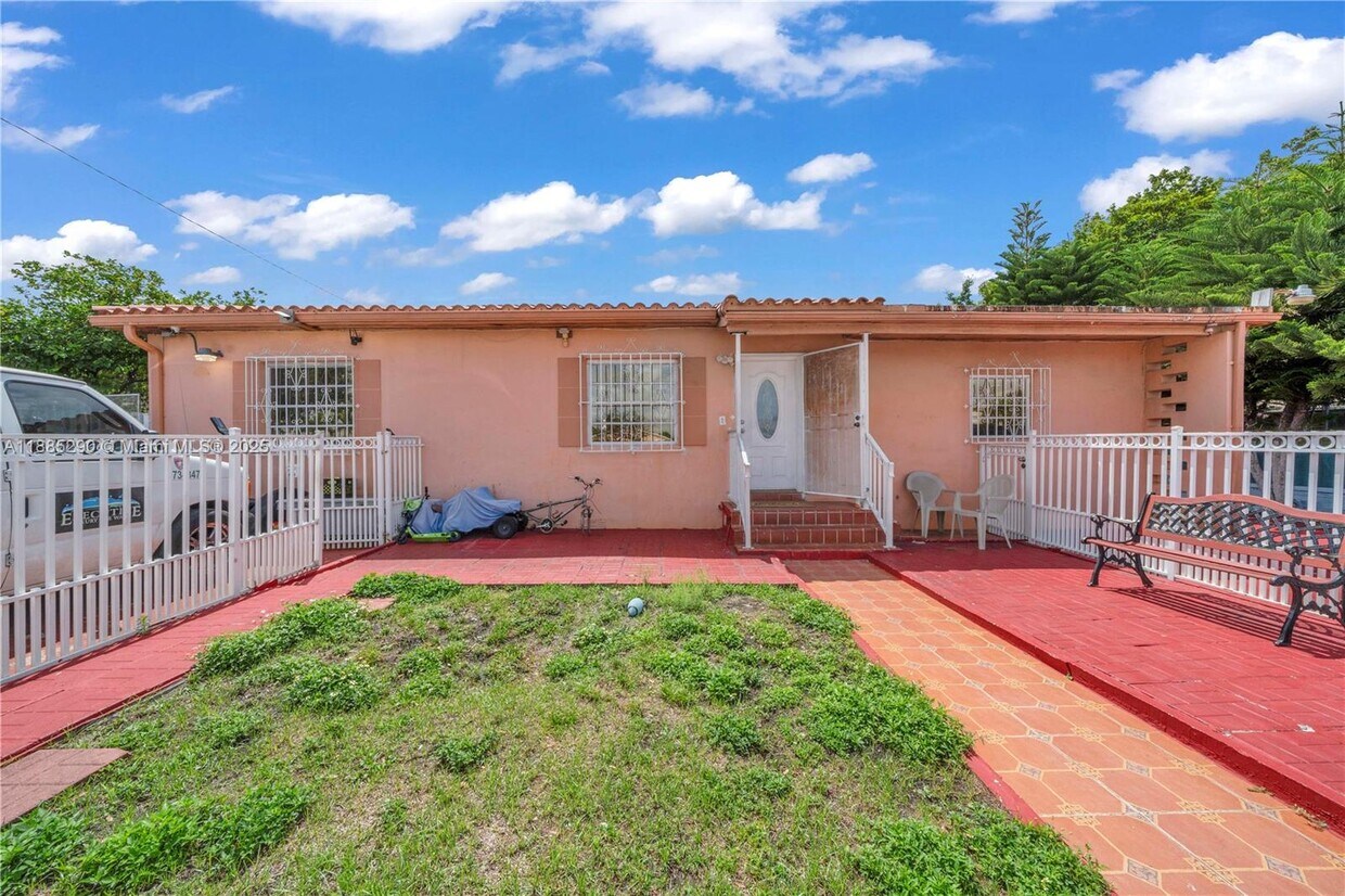 Foto principal - 334 E 18th St