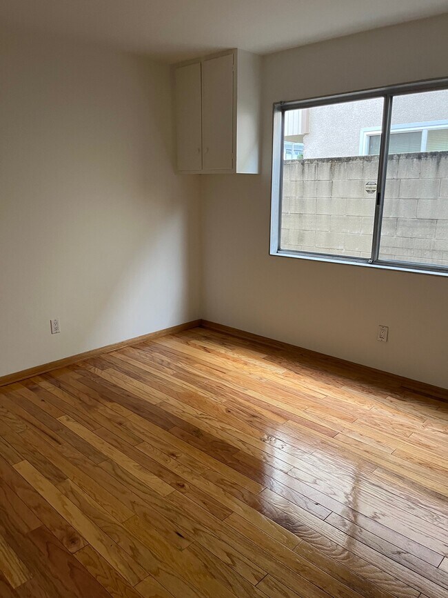 Building Photo - 724 El Atajo St