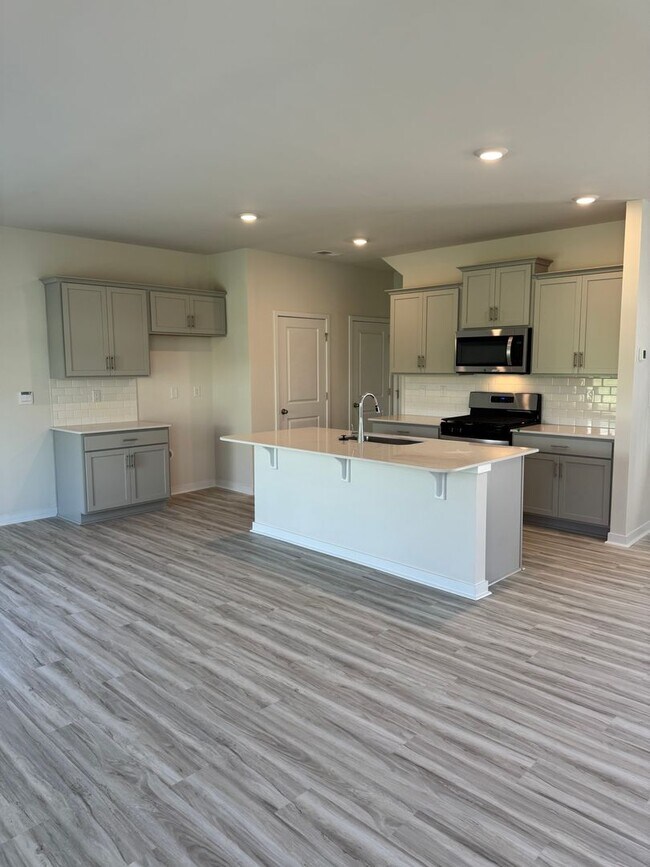 Foto del edificio - Brand-New 4 Bedroom Home in The Hamptons at Hickory – Modern Living, Pet Friendly