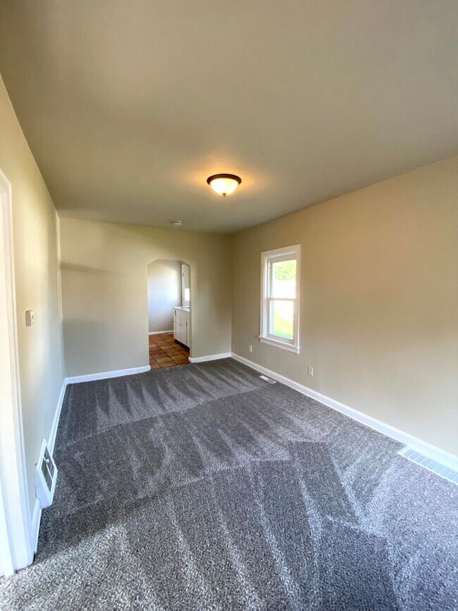 Building Photo - 2 Bedroom 1 Bath Home