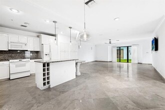 Building Photo - 1260 N Riverside Dr