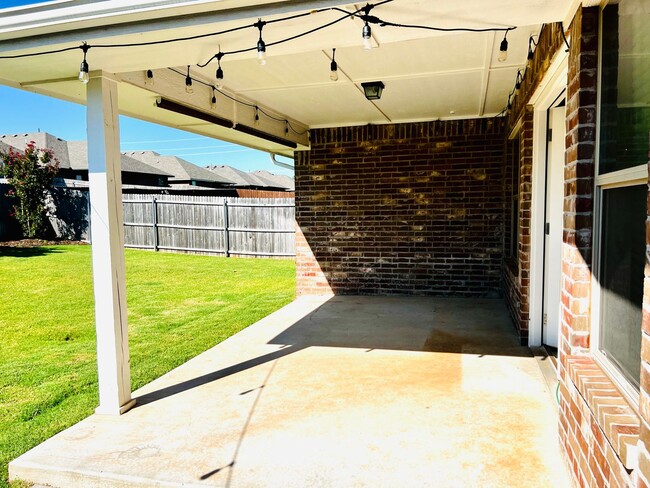Foto del edificio - Beautiful 3BD 2BA w/ Bonus Room Located in Edmond's Falls at Vista Ln Addition!!