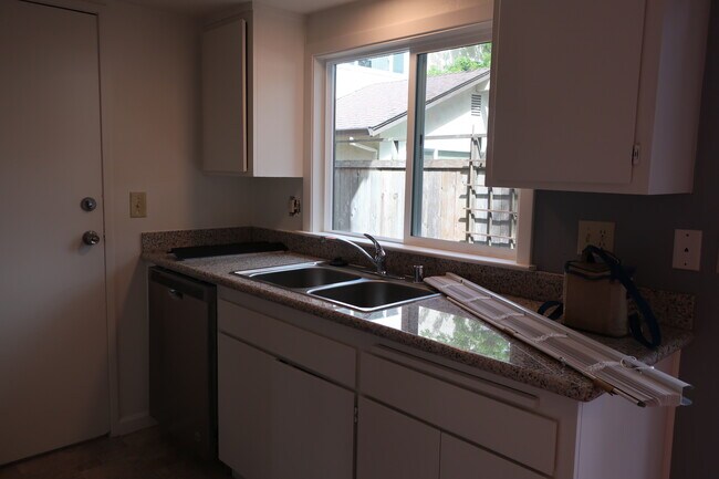 Kitchen - 518 Hendley St