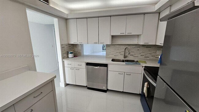 Foto del edificio - 871 NE 195th St