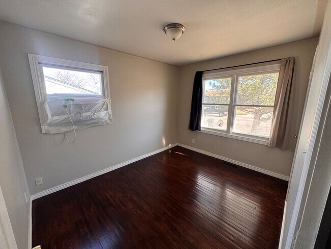 Foto del edificio - Spacious 3 Bedroom + Bonus Room, 1 Bathroom, Large Backyard