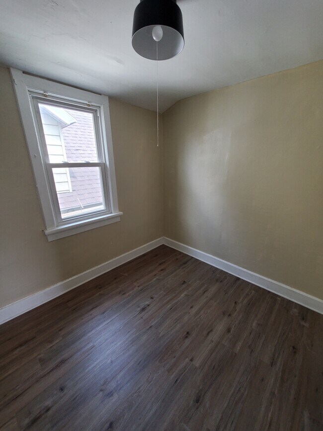 Building Photo - Charming 2BED/1BATH Riverwest Upper Unit