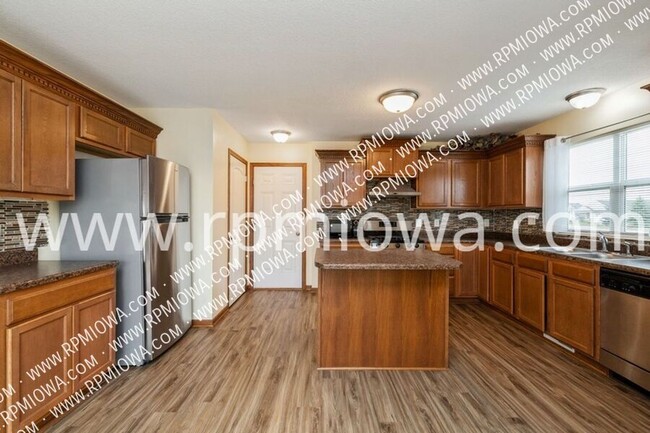 Foto del edificio - JORDAN CREEK AREA!! 4 Bedroom,  3.5 Bathro...