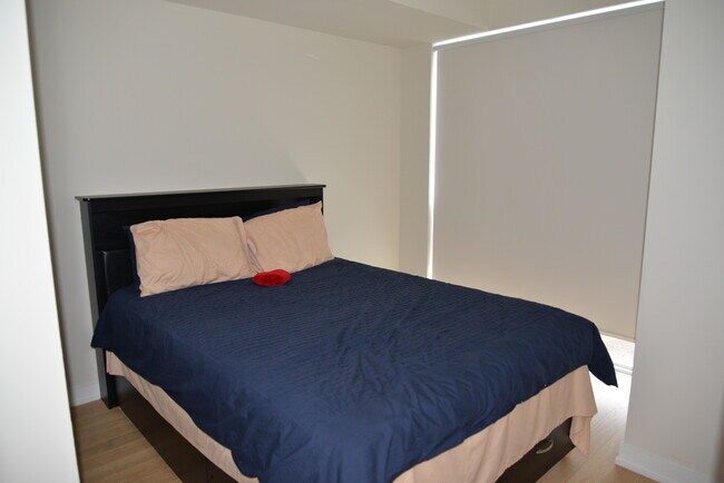 Photo du bâtiment - Square One - Beautiful One Bedroom Condo