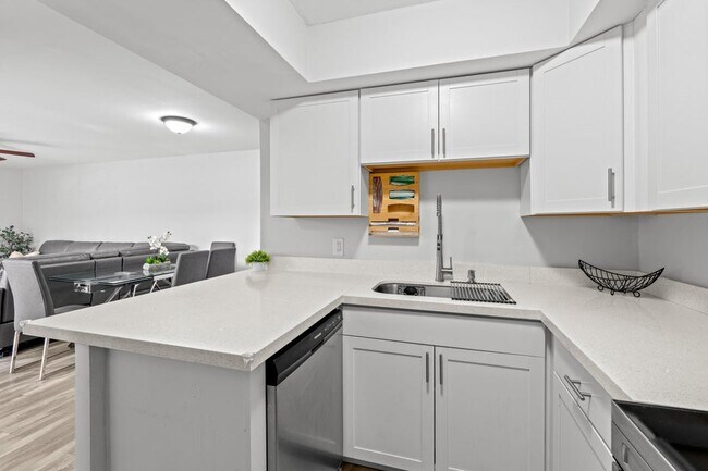 Foto del edificio - 3715 Village Dr
