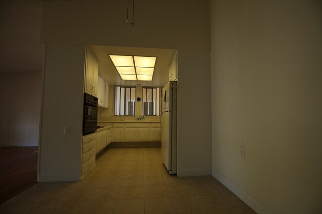 Kitchen - 563 Avenida Sevilla