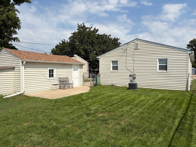 Building Photo - 4612 S 63rd St