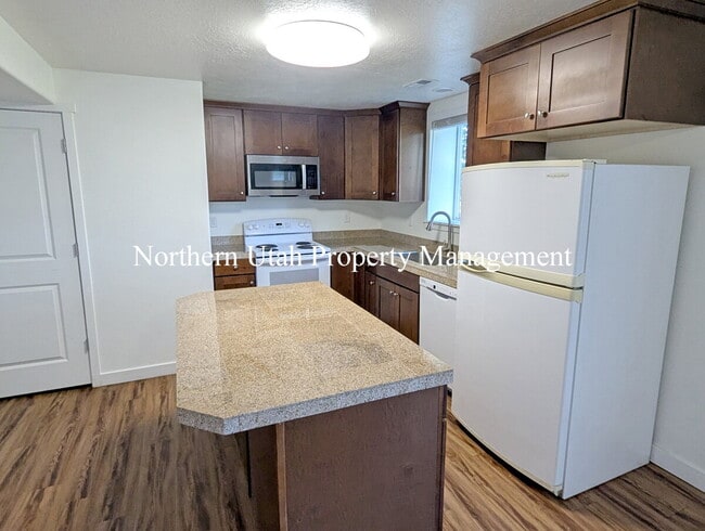 Building Photo - 2 Bed, 1 Bath Lower Unit