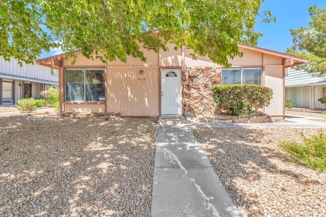 Foto del edificio - Modernly Updated Retreat Near UNLV & The Las Vegas Strip!