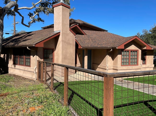Building Photo - Beautiful Mediterranean 2-Bedroom House in...