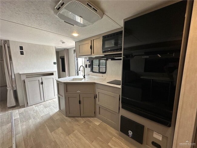 Foto del edificio - 10 Wynn Dr