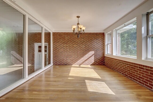 Foto del edificio - 211 Oak Leaf Dr