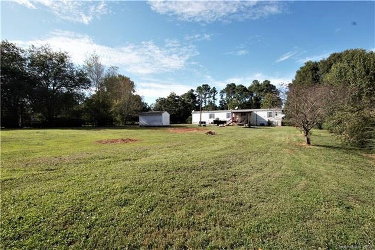 Building Photo - NOW AVAILABLE! 3 Bedroom 2 Bath Home on 1....