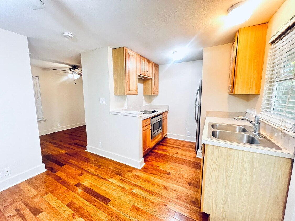 Foto principal - 3901 Red River St