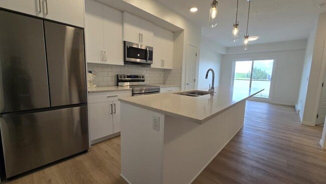 Photo du bâtiment - 1.0 bedroom in Calgary Alberta T3M 3X3