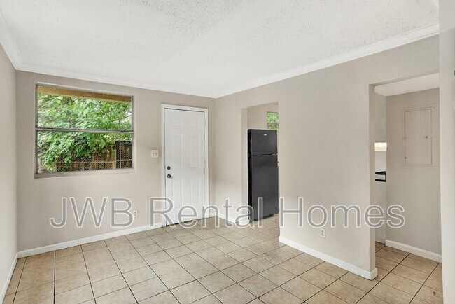 Building Photo - 1530 W 21st St