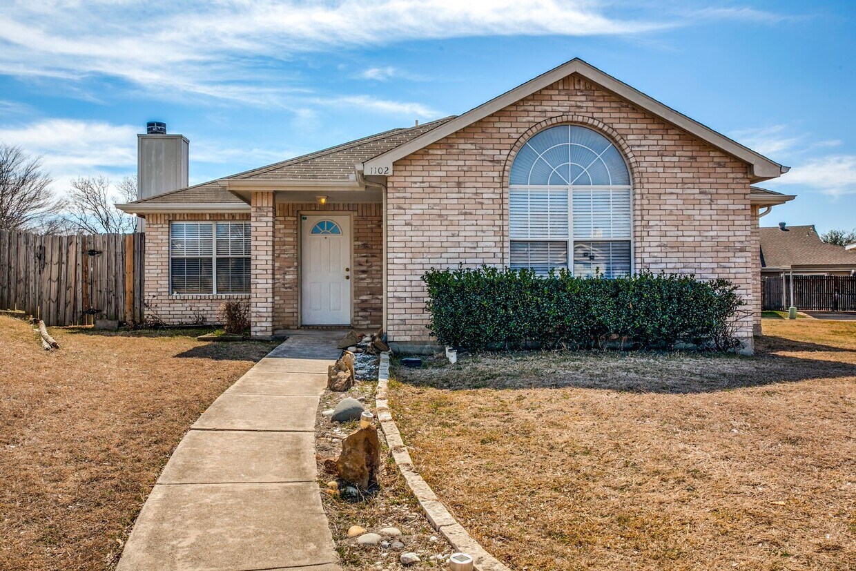 Cozy 3BR Home with Spacious Backyard in Ar... - Cozy 3BR Home with Spacious Backyard in Ar...