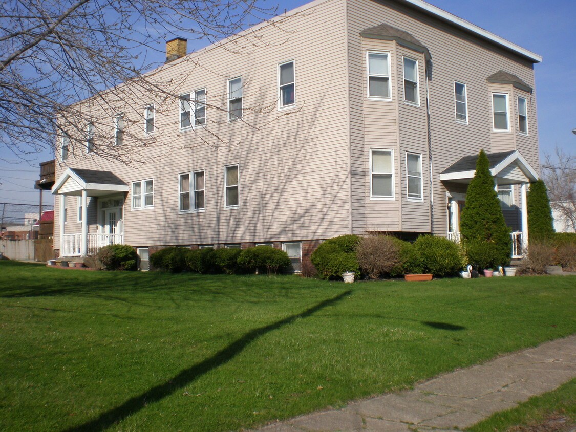 frente - Mira Court Apartments