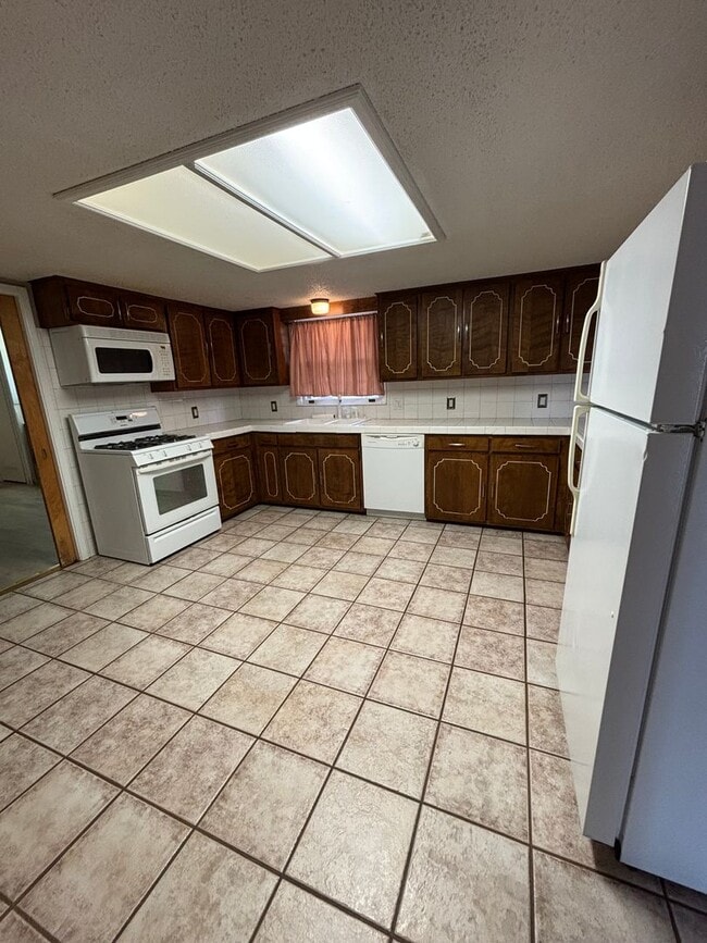 Building Photo - 1420 E 21st St