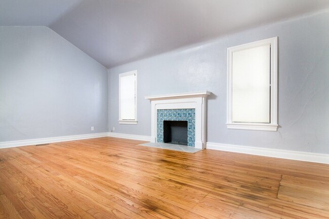 Building Photo - 2 Bed 1 Bath Detached 2 Car Garage in Denn...