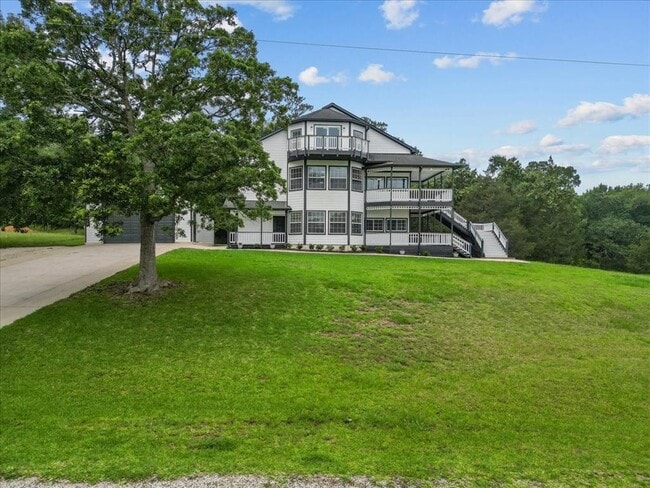Building Photo - 401 Paradise Dr