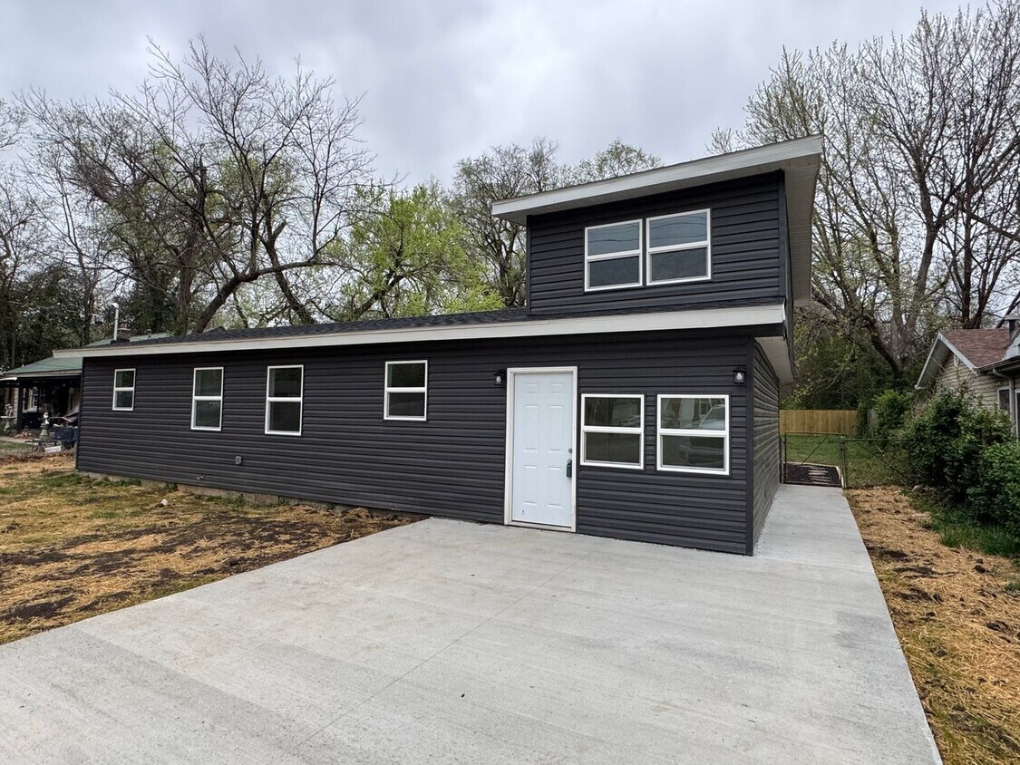 Foto principal - Rent to Own this beautiful 4 Bedroom 2 Ful...