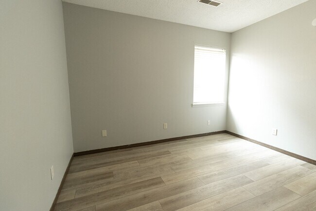 Foto del edificio - 399-401 N Shiloh Ave