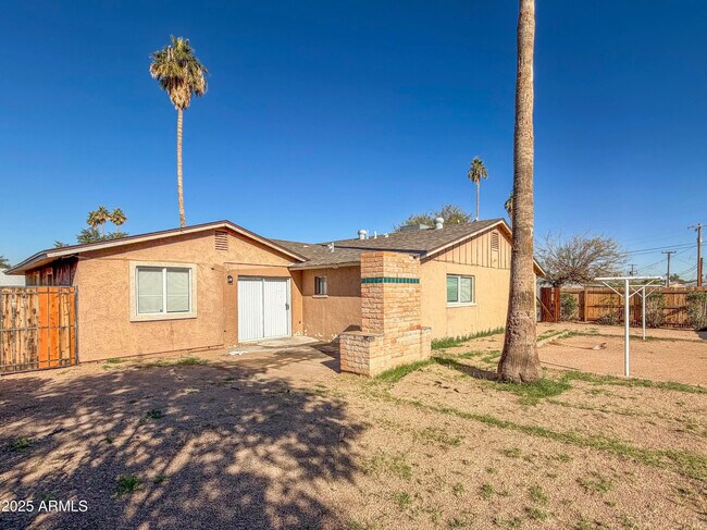 Foto del edificio - 6301 W Earll Dr