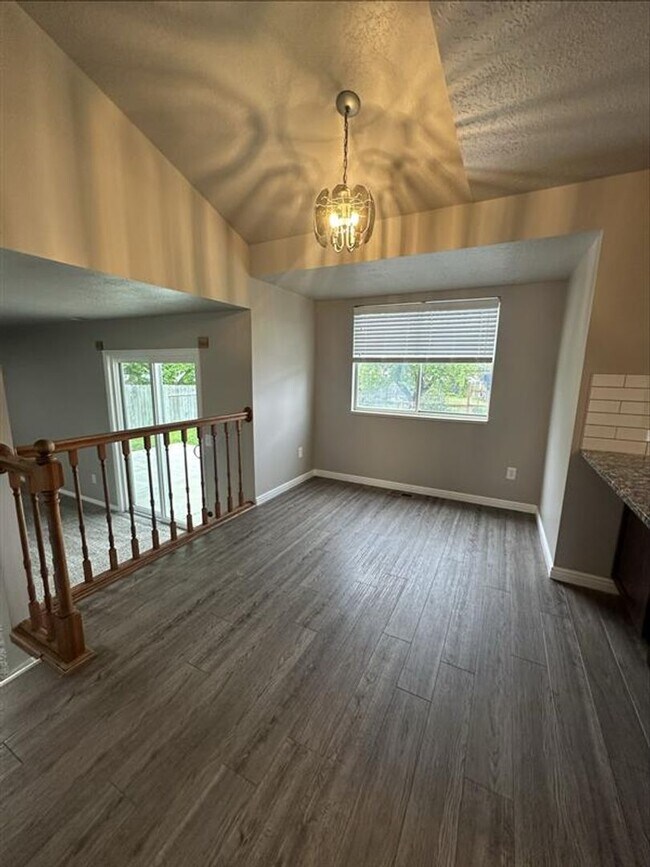 Foto del edificio - 2 Weeks Rent FREE! Spacious 3 Bed 2.5 Bath House for Rent in Layton!