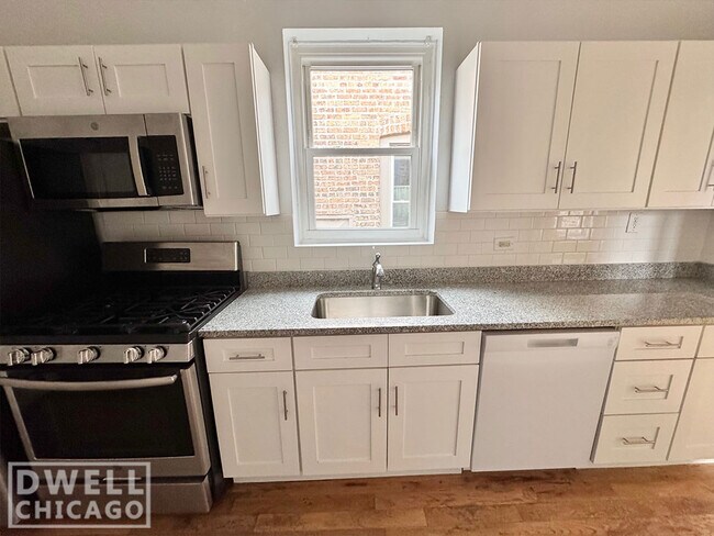 Foto del edificio - 2349 N Drake Ave