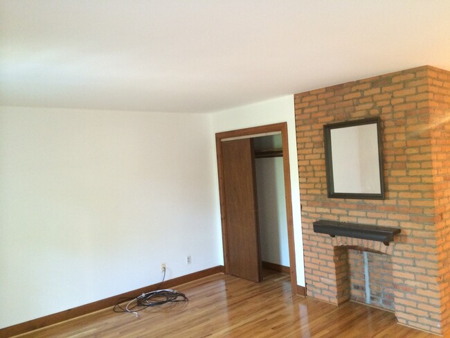 Building Photo - 834 Summit St