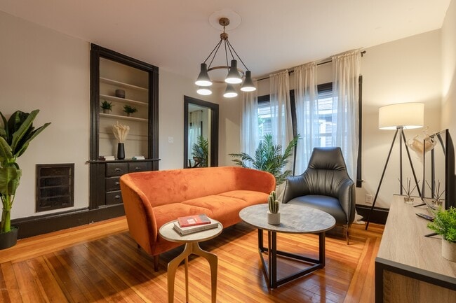 Building Photo - Queen room in 5-bed/2.0-bath Home
