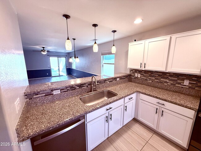 Building Photo - 1884 W Expressman St