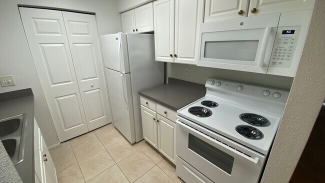 Building Photo - 1 Bedroom in Cabana Key Condominiums!