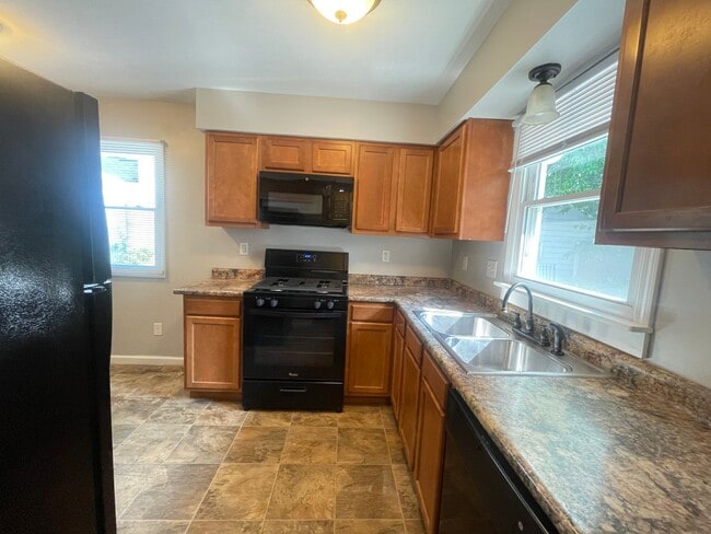 Building Photo - Two Bedroom Duplex on SE Side of Grand Rap...