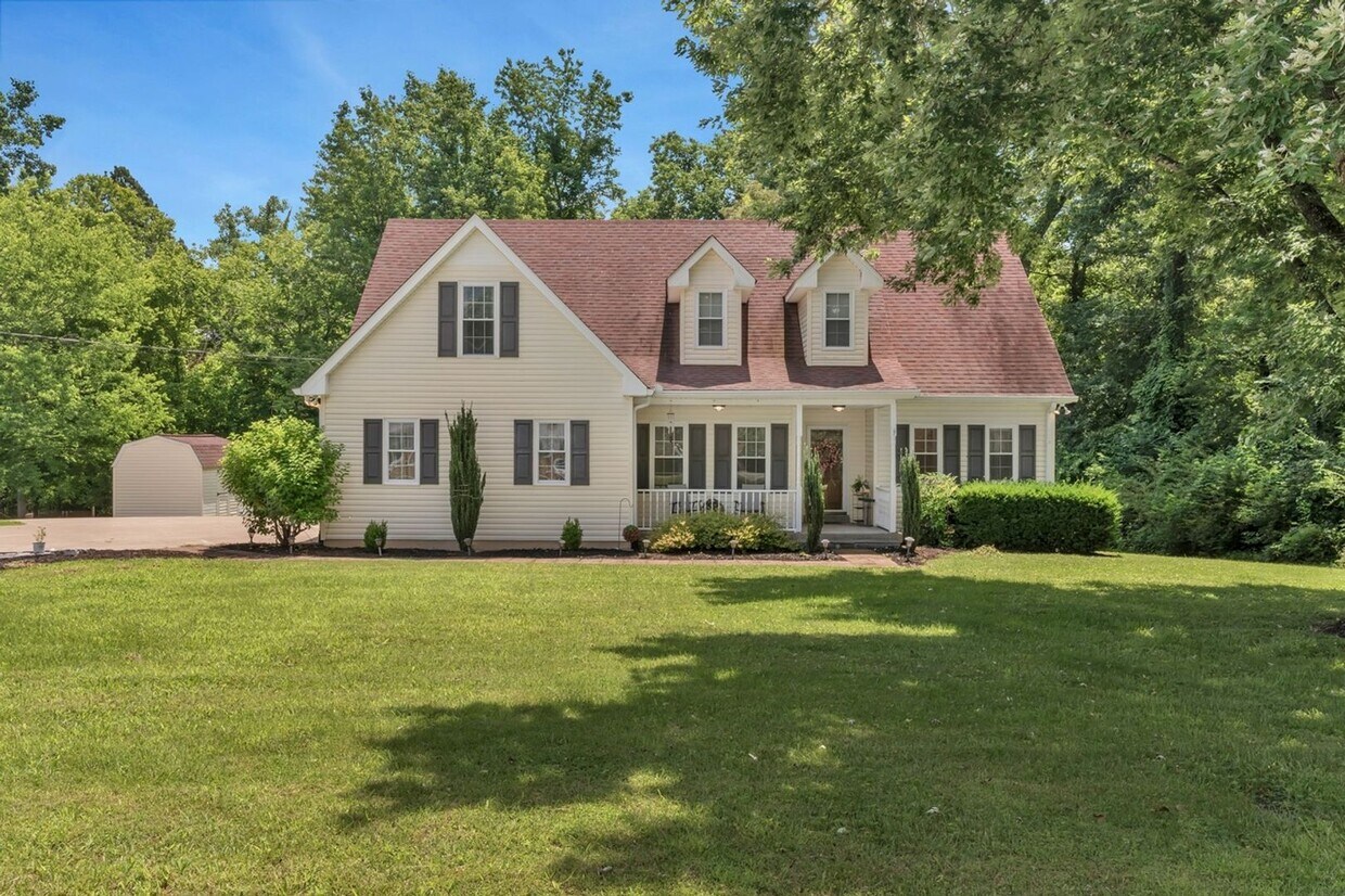 Foto principal - One acre lot with first floor suite in bea...