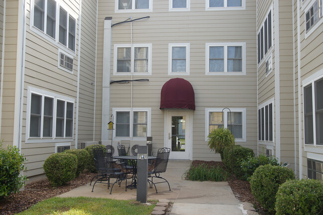 Foto del edificio - Dogwood Retirement Apartments