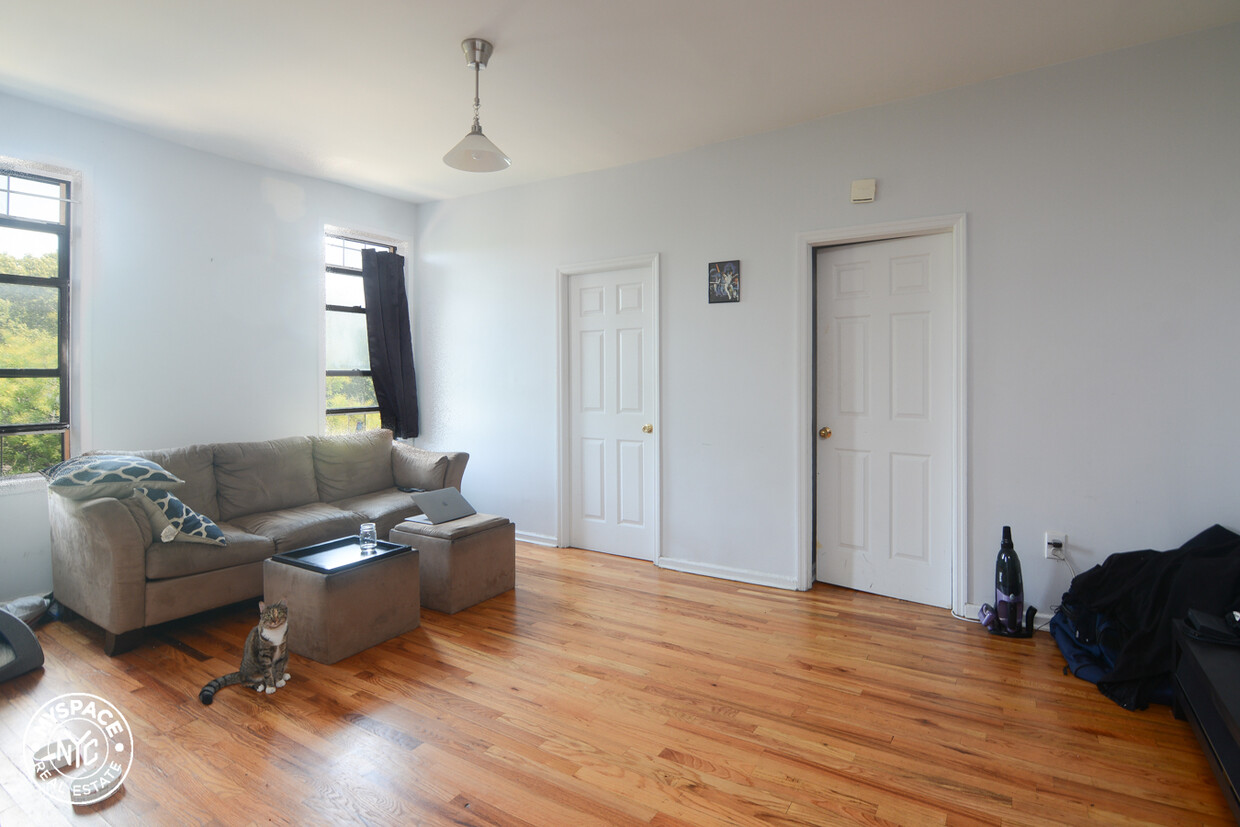 Foto principal - 90 Thomas S Boyland St