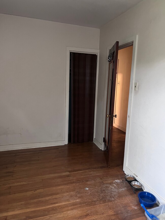 small room 2 - 4912 Derry St