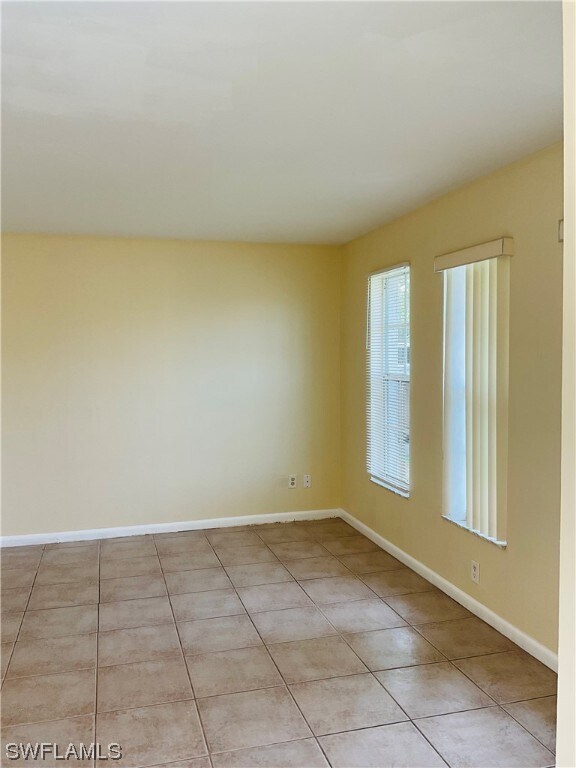 Building Photo - 633 SE 12th Ct
